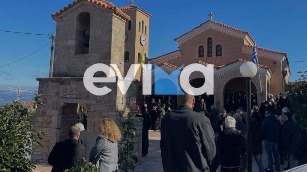 Χαλκίδα: Σπαραγμός στην κηδεία του 43χρονου – Τραγική φιγούρα η σύζυγός του