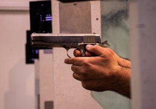 Άγνωστοι «γάζωσαν» καφετέρια στα Πατήσια – Τι κατέθεσε ο ιδιοκτήτης