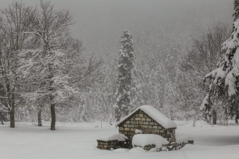 Κακοκαιρία: Στα «λευκά» η Δ. Μακεδονία, χιόνια και στην Αττική – Κλειστοί δρόμοι και δεμένα πλοία