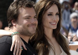 Ο Τζακ Μπλακ με τον Τζέισον Μομόα στην ταινία «Minecraft»