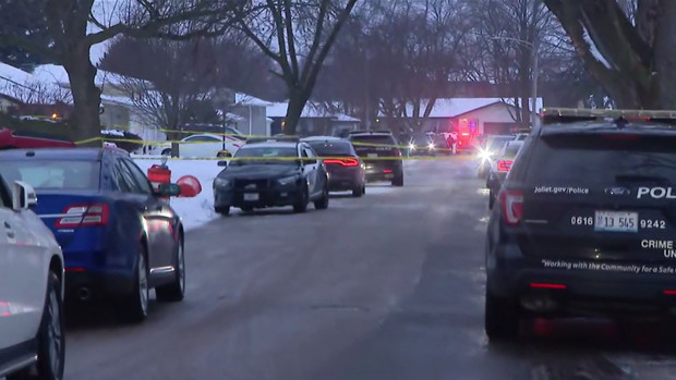ΗΠΑ: 7 νεκροί από σφαίρες σε δύο σπίτια σε προάστιο του Σικάγου – Ανθρωποκυνηγητό για 23χρονο