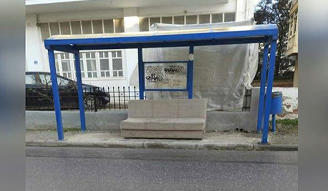 Θεσσαλονίκη: Παράτησαν καναπέ σε στάση λεωφορείου του ΟΑΣΘ
