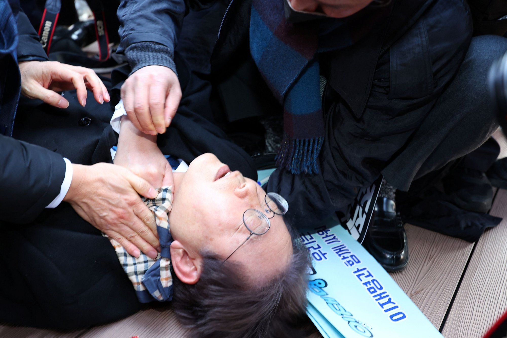 Νότια Κορέα: Η στιγμή που ο ηγέτης της αντιπολίτευσης δέχεται επίθεση με μαχαίρι