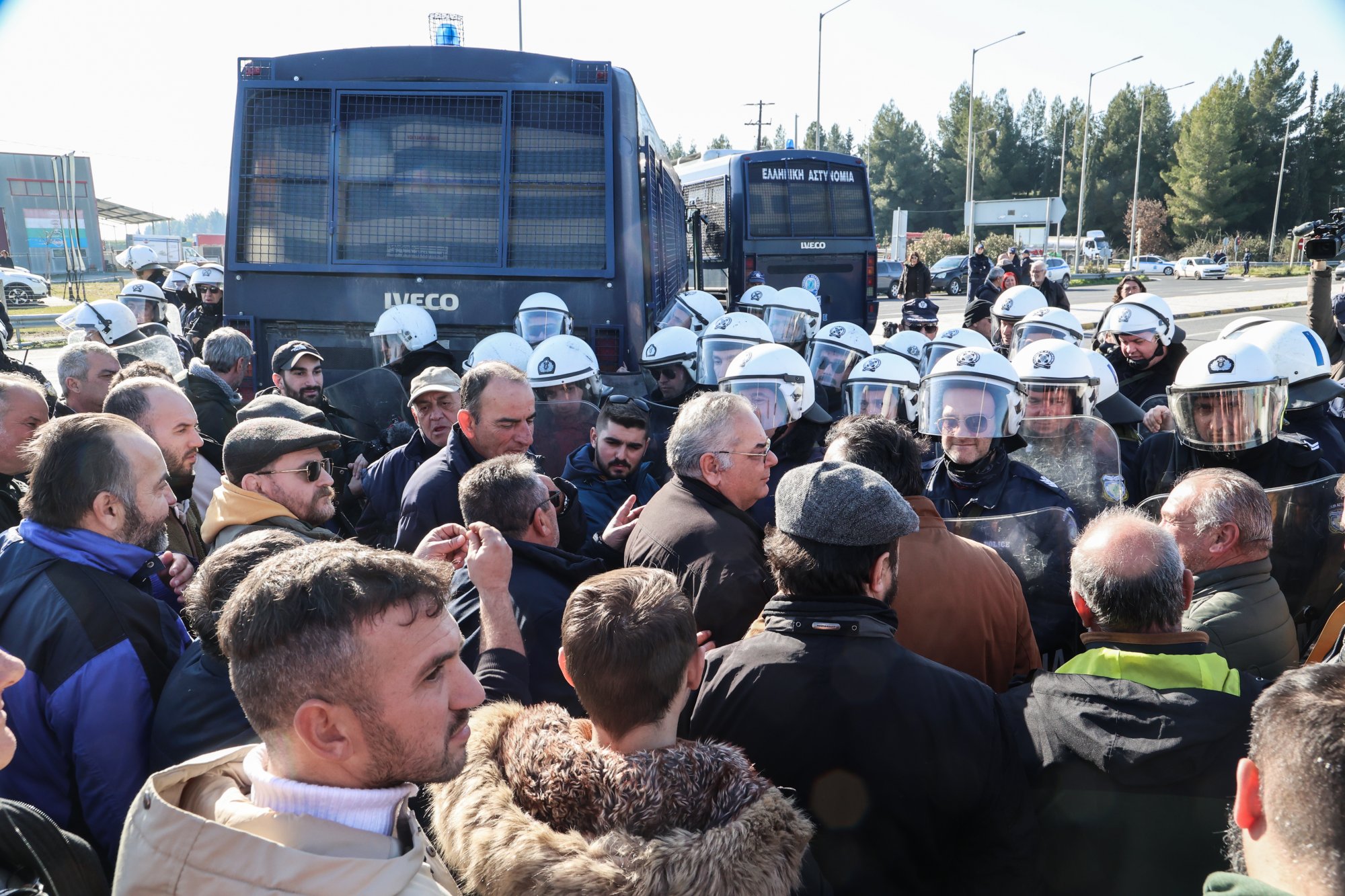 Ε65: Οι αγρότες της Καρδίτσας έσπασαν τον αστυνομικό κλοιό και απέκλεισαν την Εθνική Οδό