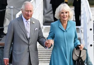 Η Καμίλα «έσπασε» το πρωτόκολλο για χάρη του βασιλιά Καρόλου