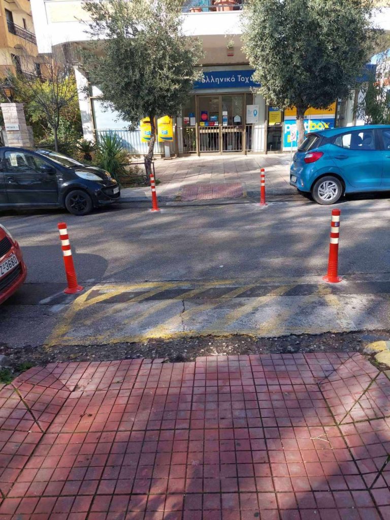 Κολωνάκια στα Βριλήσσια για να αντιμετωπιστεί η παράνομη στάθμευση