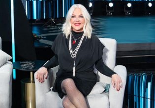 H παιδική φωτογραφία της Ρούλας Κορομηλά αγκαλιά με τον αδελφό της 