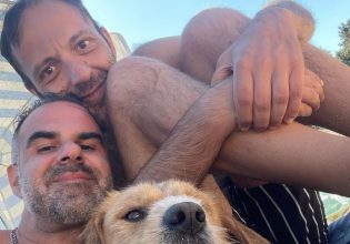 Αύγουστος Κορτώ: Προσπάθησαν να εξαφανίσουν εικόνα που φιλά τον σύζυγό του και… τους γύρισε «μπούμερανγκ»