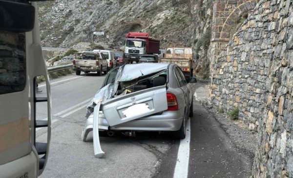 Κρήτη: Βράχοι αποκολλήθηκαν και έπεσαν σε αυτοκίνητο την ώρα που διέσχιζε τον δρόμο Kriti-1--600x366