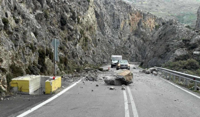 Κρήτη: Βράχοι αποκολλήθηκαν και έπεσαν σε αυτοκίνητο την ώρα που διέσχιζε τον δρόμο