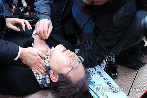 Νότια Κορέα: Μαχαίρωσαν σε «ζωντανή» σύνδεση τον ηγέτη της αντιπολίτευσης (Προσοχή! Σκληρές εικόνες)