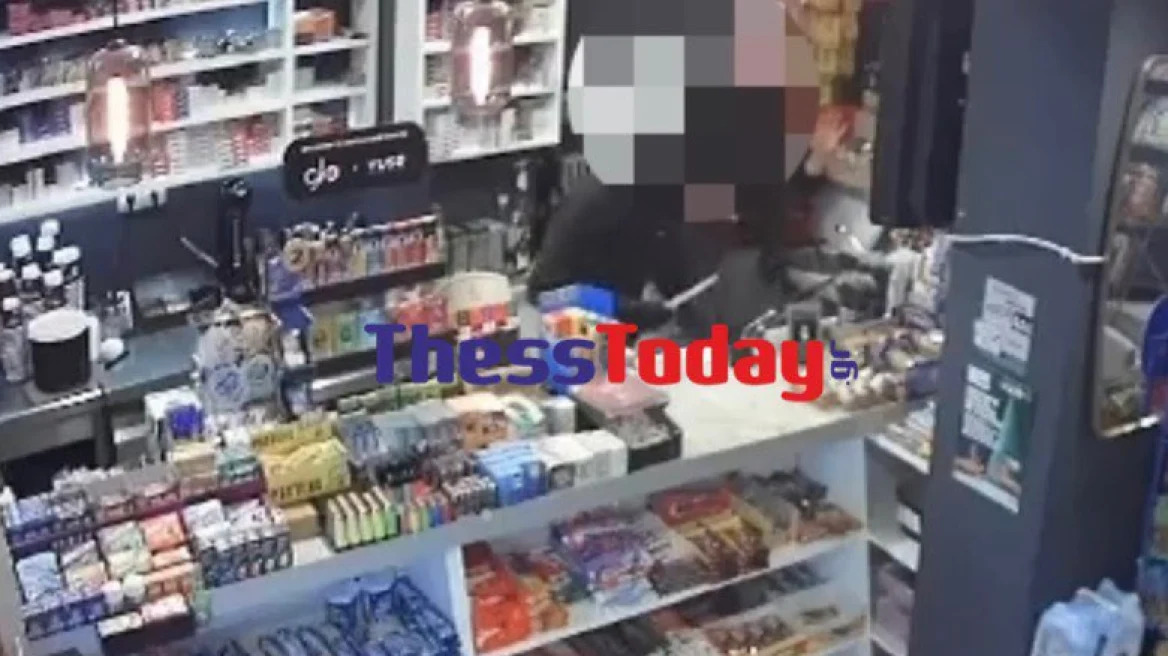 Τρομακτικό βίντεο -  Καρέ καρέ η ληστεία με μαχαίρι σε μίνι μάρκετ στη Θεσσαλονίκη