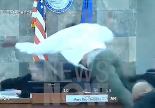 Απίθανο βίντεο – H στιγμή που εγκληματίας πήδηξε πάνω σε δικαστή όταν έμαθε ότι θα πάει φυλακή