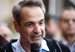 Πανηγυρισμοί Μητσοτάκη για τις αυξήσεις «ψίχουλα» στο επίδομα γέννησης