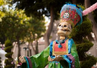 FUNeral: Πείτε το τελευταίο αντίο… εν ζωή – Η νέα τάση που θέλει «ζωντανές κηδείες»