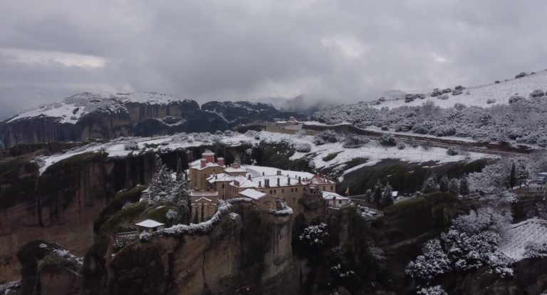 Μετέωρα: Η μοναστική πολιτεία ντύθηκε στα λευκά και οι εικόνες είναι εντυπωσιακές