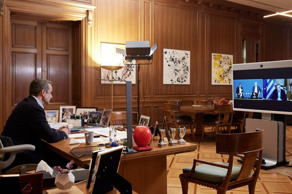 Ο Μητσοτάκης μιλά πάλι για μεταρρυθμίσεις αλλά… σηκώνει τα χέρια ψηλά για την ακρίβεια