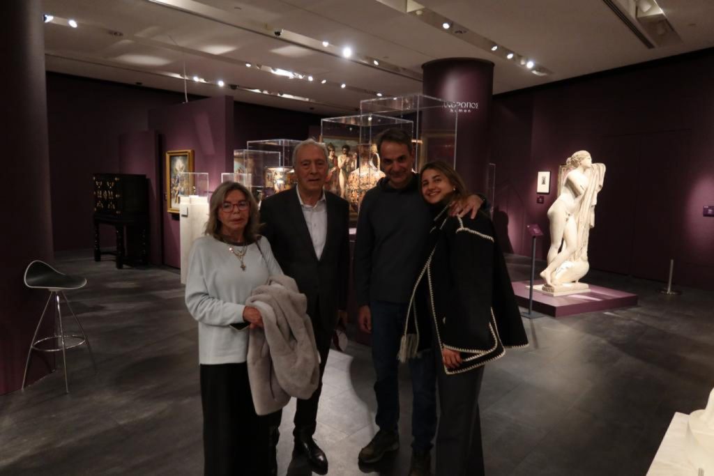 Σε έκθεση στο μουσείο της Ακρόπολης ο Μητσοτάκης με την πεθερά και την κόρη του