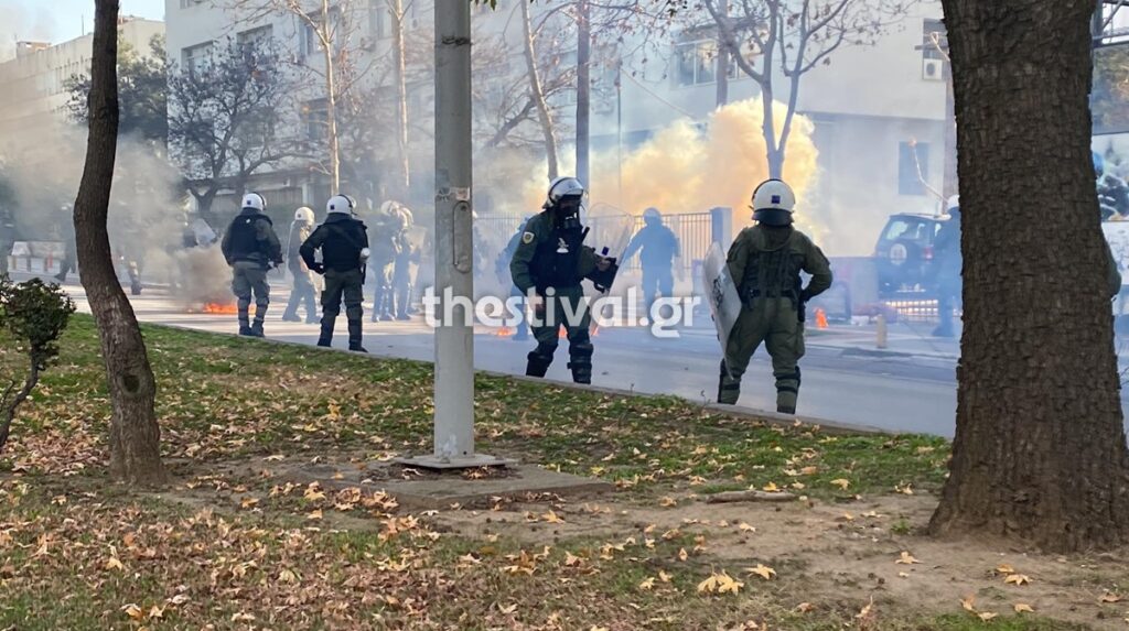 Θεσσαλονίκη: Επεισόδια με μολότοφ έξω από το ΑΠΘ μετά το φοιτητικό συλλαλητήριο