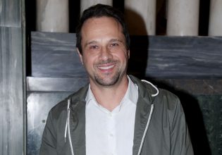 Ο Μέμος Μπεγνής μίλησε για το πρώτο gay φιλί στην κυπριακή τηλεόραση