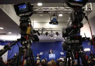 Ομόφυλα ζευγάρια: Τα «βαριά» της χαρτιά ρίχνει η Ν.Δ. για να κάμψει τις αντιστάσεις των διαφωνούντων