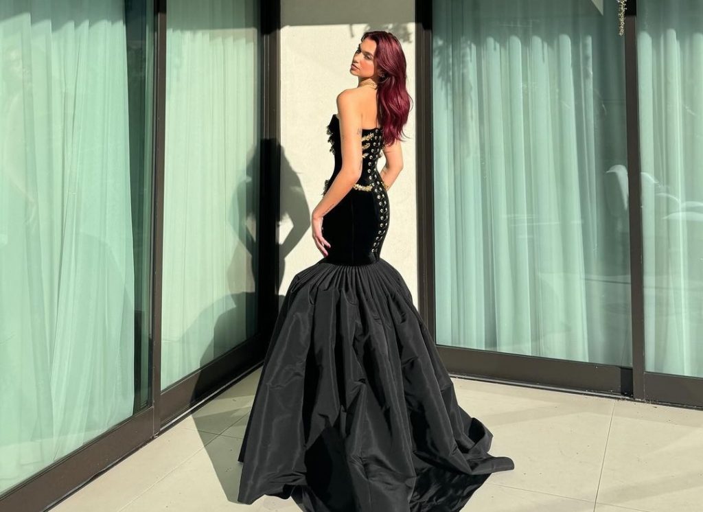 Χρυσές Σφαίρες: Η «μάχη» της Ντούα Λίπα με το «αλύγιστο» φόρεμα 