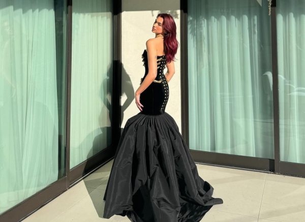 Χρυσές Σφαίρες: Η «μάχη» της Ντούα Λίπα με το «αλύγιστο» φόρεμα 