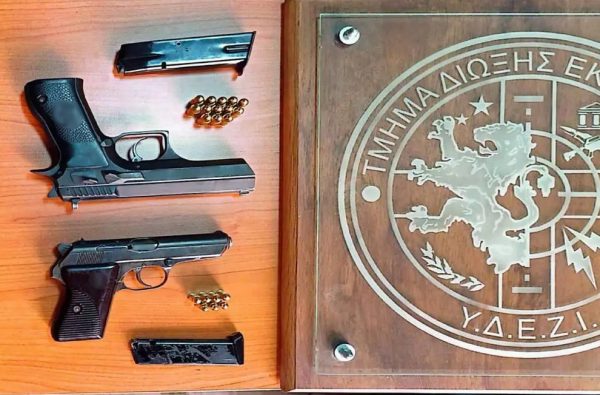 Πειραιά: Επεισοδιακή σύλληψη δύο εκβιαστών καταστηματαρχών – Έβγαλαν όπλα