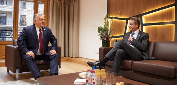 Μητσοτάκης όπως Όρμπαν; Γιατί παραλληλίζουν την Ελλάδα με την Ουγγαρία στη ΕΕ