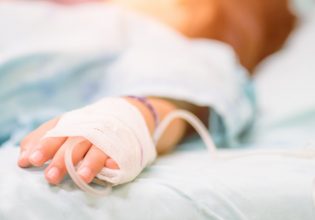 Μέγαρα: Ένταλμα σύλληψης για τον πατριό που ξυλοκόπησε βάναυσα τον 4χρονο