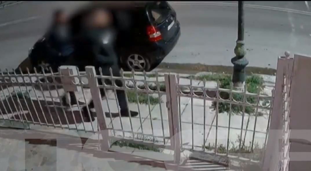 Παλλήνη: Βίντεο ντοκούμεντο με συμμορία διαρρηκτών που ξυλοκόπησαν 52χρονο μέσα στο σπίτι του