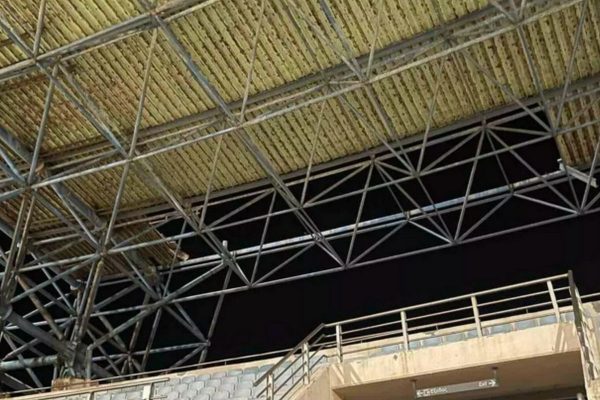 Κακοκαιρία: Εκκενώθηκε το Παγκρήτιο Στάδιο – Αποκολλήθηκε τμήμα του στεγάστρου