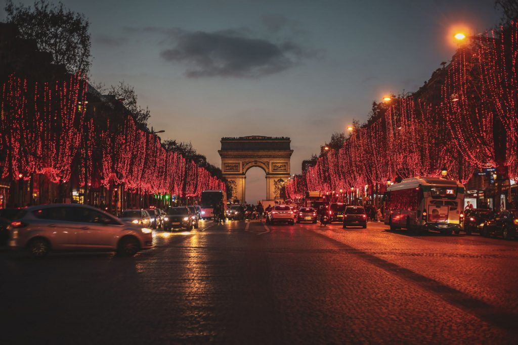 Γαλλία: «Βουλιάζουν» οι πωλήσεις εμπορικών ακινήτων στο Παρίσι