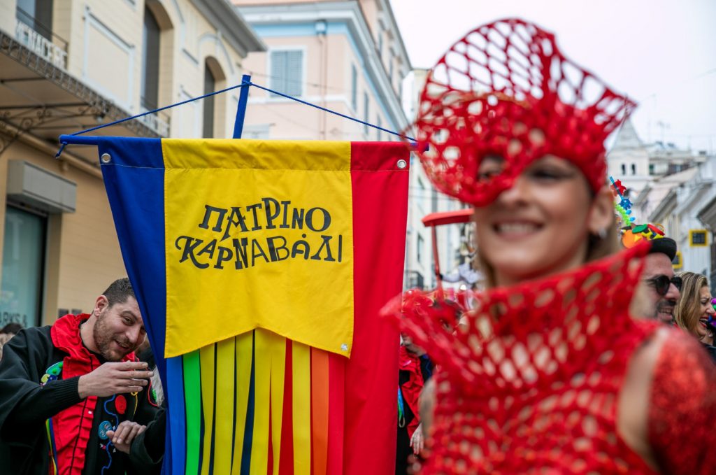Το Πατρινό Καρναβάλι ξεκίνησε – Εντυπωσίασε η βασίλισσα στα… κόκκινα, λαοθάλασσα στους δρόμους