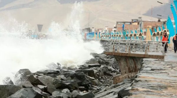 Περού: Εκλεισαν λιμάνια εξαιτίας ασυνήθιστα ψηλών κυμάτων που έφτασαν από την Καλιφόρνια
