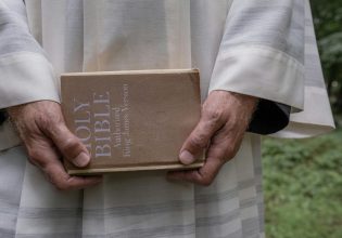 ΗΠΑ: «Πιστέψαμε στον λόγο του Θεού» – Πάστορας «τσέπωσε» 1.3 εκατομμύρια από πιστούς σε κρυπτονομίσματα