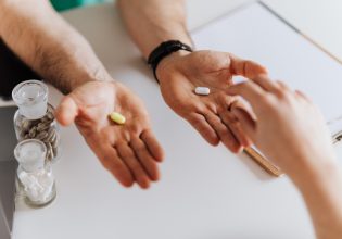 Θεσσαλονίκη: Τσάκωσαν φαρμακοποιό που πουλούσε ναρκωτικά φάρμακα χωρίς ταινία γνησιότητας