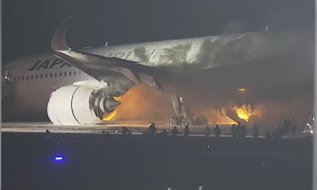 Ιαπωνία: Στις φλόγες τυλίχθηκε επιβατικό αεροσκάφος στο αεροδρόμιο του Τόκιο