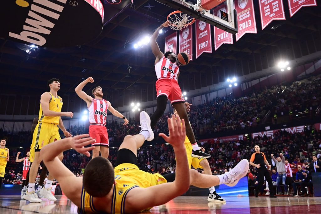 Το μαγικό καπέλο του Μπαρτζώκα  χωρούσε… τον Μόουζες Ράιτ