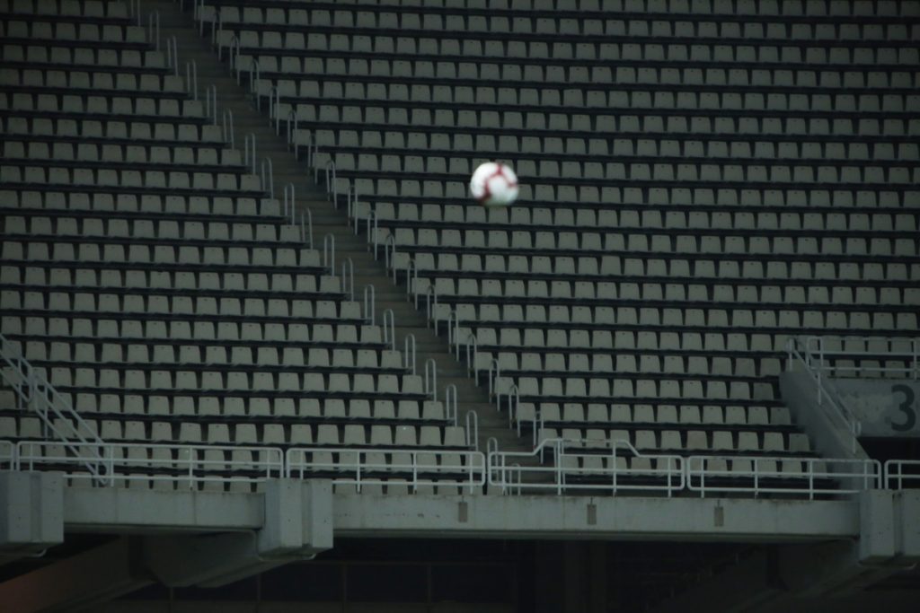 Πυρά ΣΥΡΙΖΑ κατά κυβέρνησης: Ανοίγουν πάλι τα γήπεδα με τις ίδιες συνθήκες που έκλεισαν