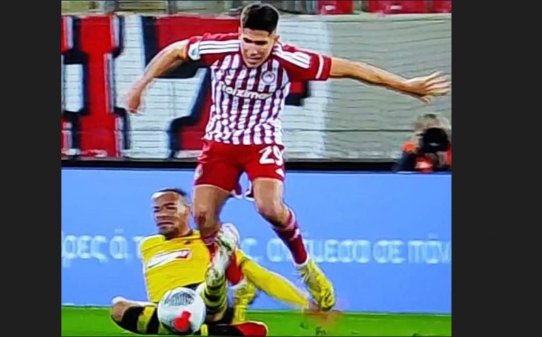 Διαιτησία – ποδόσφαιρο – κυβέρνηση μπανανία: Ολυμπιακός – ΑΕΚ 1-2