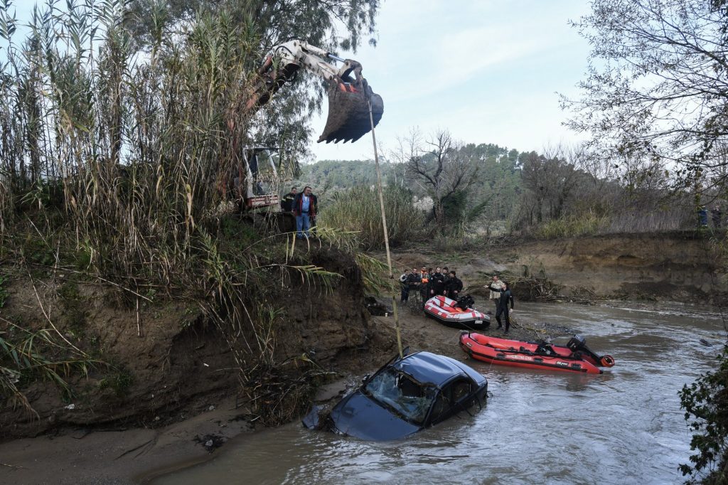 Ηλεία: Ερευνες για τον οδηγό που παρασύρθηκε από χείμαρρο – Πού βρέθηκε η σορός της συντρόφου του