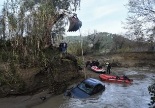 Ηλεία: Ερευνες για τον οδηγό που παρασύρθηκε από χείμαρρο – Πού βρέθηκε η σορός της συντρόφου του