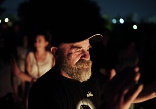 «Ο Άλλος Άνθρωπος»: «Του έλεγα ‘θα σου τη φέρουν’» – Ξεσπάει η μητέρα του Κωνσταντίνου Πολυχρονόπουλου