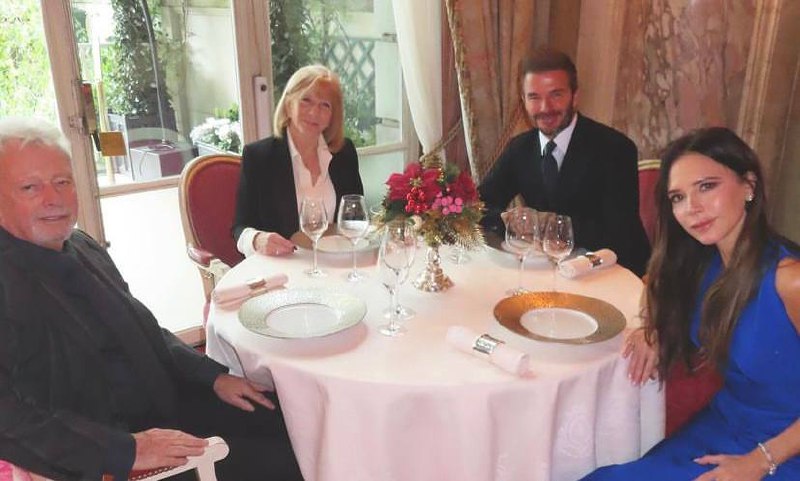 Ο Ντέιβιντ Μπέκαμ στο Ritz με τη Βικτόρια και τους γονείς της - «Πολύ εργατική τάξη»
