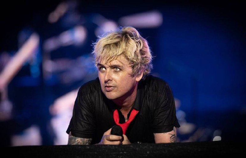 Ο Billie Joe Armstrong των Green Day είναι το «κουλ» bisexual είδωλο της Gen X