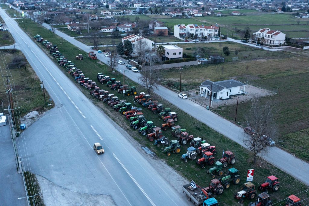 Αγρότες: Κατέλαβαν συμβολικά την Εθνική Οδό στον Πλατύκαμπο – Συντονισμός και κλιμάκωση του αγώνα