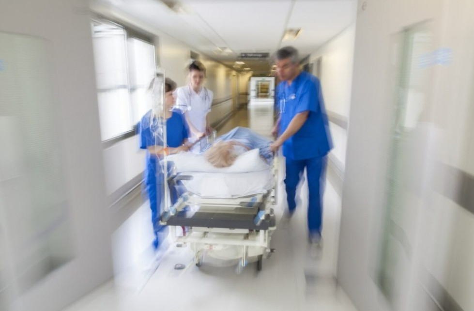 ΠΟΕΔΗΝ: Καταγγελίες ότι νοσοκομεία αναθέτουν σε ιδιωτικά ασθενοφόρα τις δευτερογενείς διακομιδές