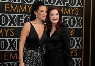 Με χαμόγελα στα Emmy η Πρισίλα Πρίσλεϊ και η Ράιλι Κίου μετά τη δικαστική διαμάχη