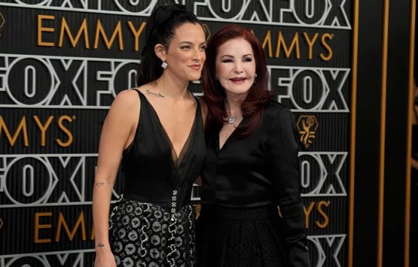 Με χαμόγελα στα Emmy η Πρισίλα Πρίσλεϊ και η Ράιλι Κίου μετά τη δικαστική διαμάχη